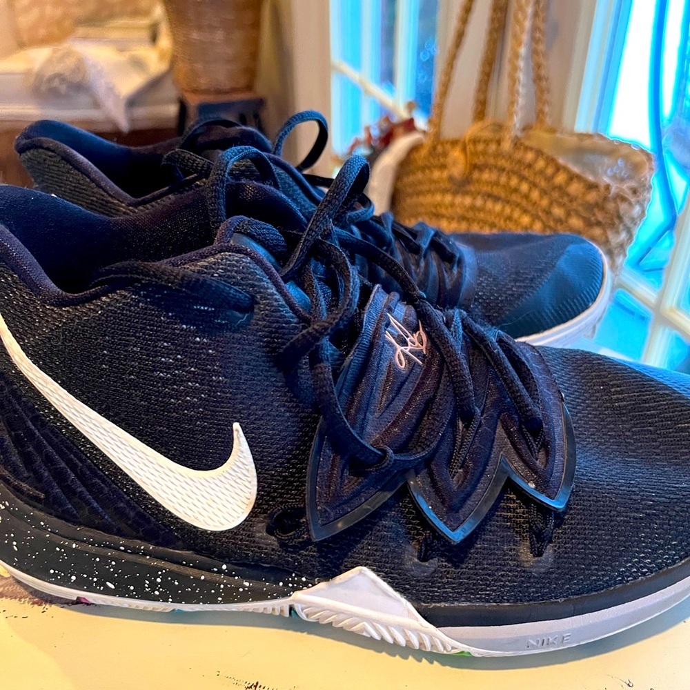 Nike Kylie Irving 5 Black Magic Size 6M